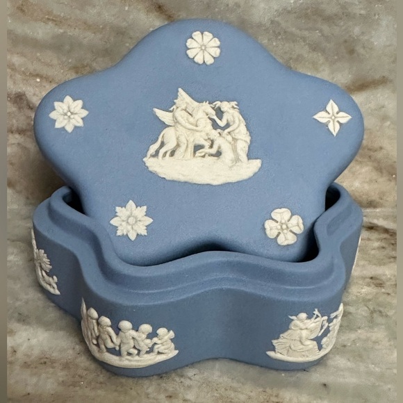 Wedgwood Jasperware Studio Pentefoil Artist signed Elwyn James Trinket Box